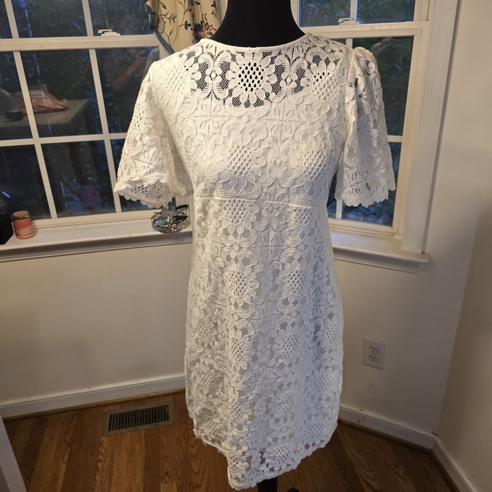DB White Lace Dress Women's Size 6 Short‎ Sleeve